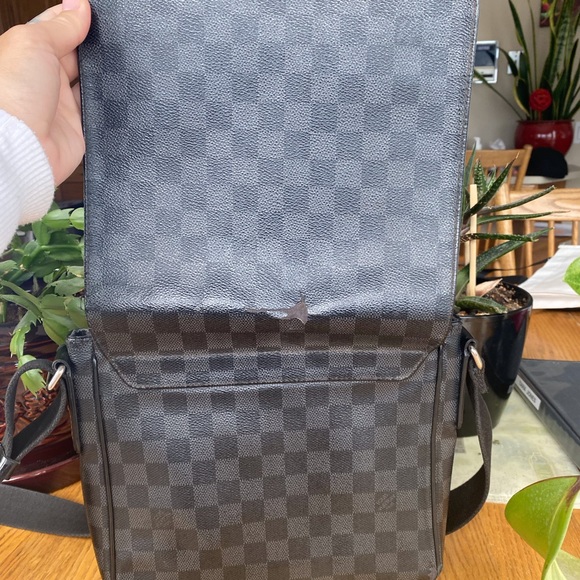 Authentic Louis Vuitton District Messanger Bag - Picture 5 of 10